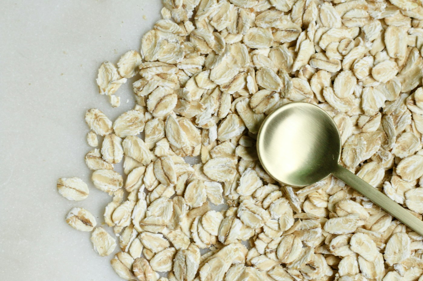 Avena y cereales sobre una superficie clara